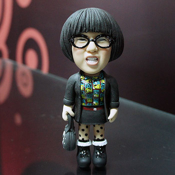 俏皮鬼臉女生公仔